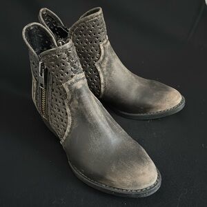 CIRCLE G Booties